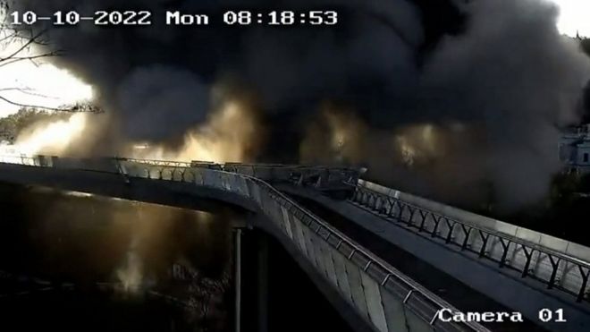 Pešak na mostu u Kijevu za dlaku izbegao ruski projektil