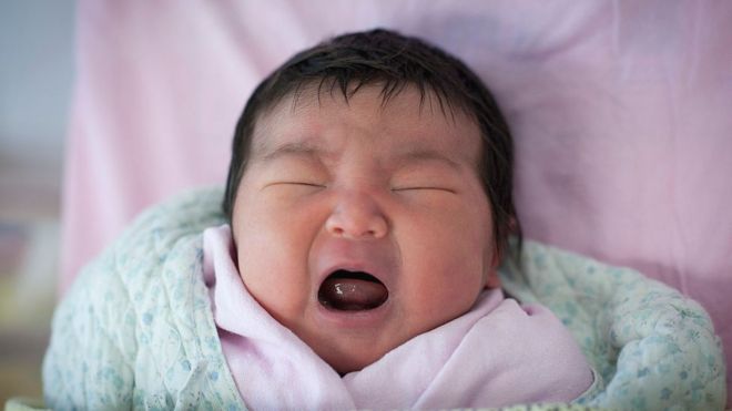 Новорожденный китайский ребенок в больнице королевы Елизаветы 30 апреля 2012 года