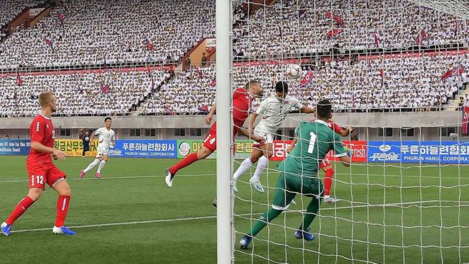 Хан Кван Сон из Северной Кореи борется за мяч с Нуром Мансуром из Ливана на стадионе Ким Ир Сена в Пхеньяне в сентябре 2019 года