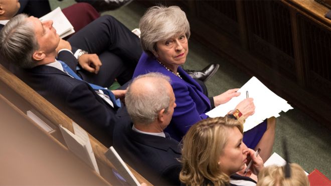 Изображение Терезы Мэй, смотрящей вверх со скамьи правительства во время вопросов премьер-министра 30 января 2019 года