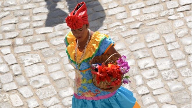 Mujer con flores en Cuba