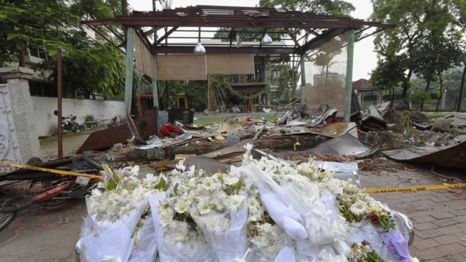 Цветы были возложены в кафе пекарни Holey Artisan в Дакке в память о 20 заложниках, убитых там террористом в июле.