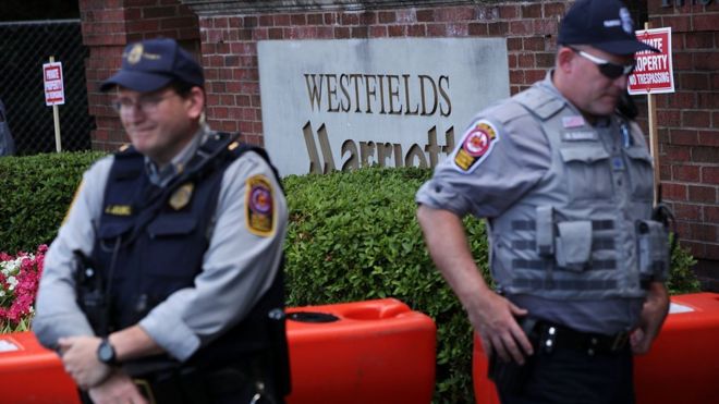 Policías en los alrededores del hotel Marriott en el que se lleva a cabo la reunión de Bilderberg, en Chantilly, Virginia.