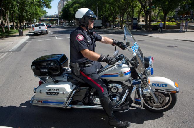 Канадский полицейский на велосипеде