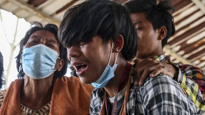 Mourners at the funeral of teenager Tun Tun Aung, who was killed in Mandalay, Myanmar