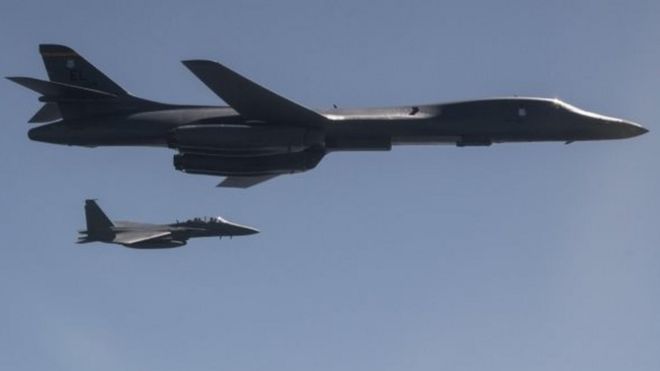 ВВС США B-1B Lancer, в окружении истребителя ВВС Республики Корея, принимает участие в демонстрации силовых учений в ответ на испытания баллистических ракет Северной Кореи (18 сентября 2017 года)