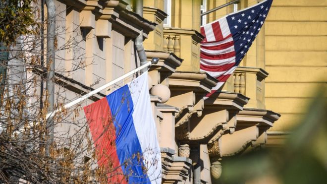 Флаги США и России бок о бок