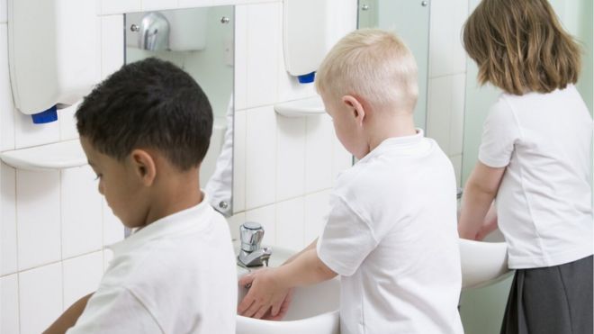 Маленькие дети моют руки в школе