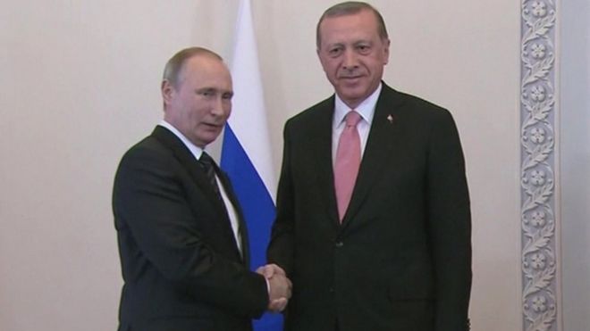 握手するロシアのプーチン大統領（写真左）とトルコのエルドアン大統領