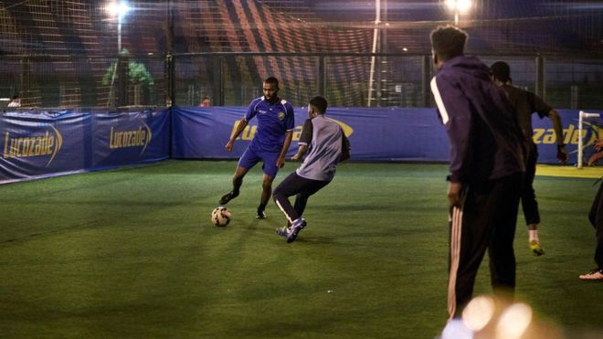 Мужчины играют в футбол в одиночном разряде на сайте Powerleague