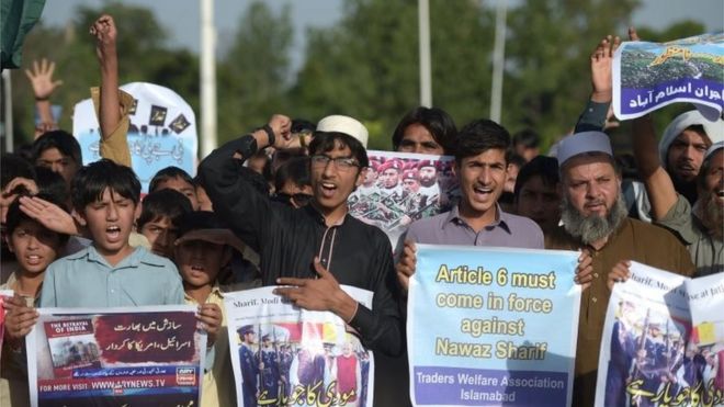 Пакистанские демонстранты держат плакаты, выкрикивая лозунги во время акции протеста против свергнутого премьер-министра Пакистана Наваза Шарифа в Исламабаде 16 мая 2018 года.