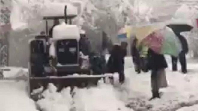 چترال میں شدید برفباری سے سڑکیں بند ہیں اور معمولاتِ زندگی متاثر ہوئے ہیں۔ یہ ویڈیو چترال کی ضلعی انتظامیہ نے گذشتہ روز جاری کی تھی۔