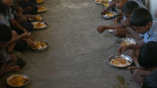 Распределение обеда в середине дня среди учащихся начальной школы (School School Children) в Ченнаи, Тамилнад, Индия