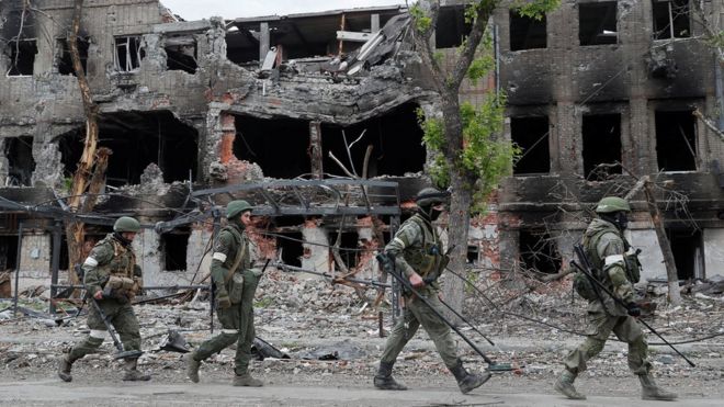 جنود روس يمشطون مواقع أزوفستال لإزالة الألغام.