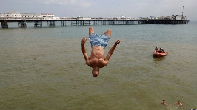 Мужчина прыгает в море в Брайтоне
