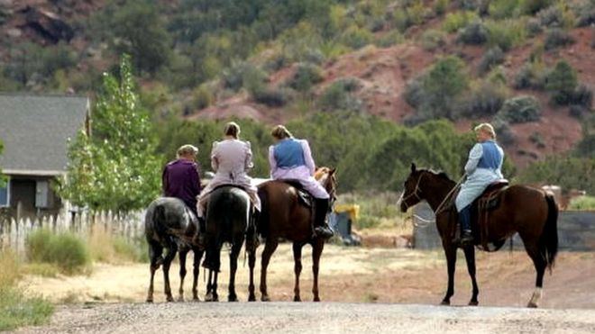Mujeres mormonas sobre caballos en Colorado City, Arizona.