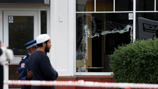 Разбитые окна в мечети Линвуд