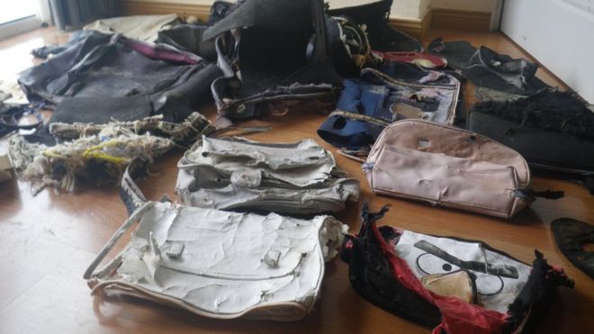 Предметы багажа, найденные на пляже на Мадагаскаре, которые могут быть из-за пропавшего рейса Malaysian Airlines MH370 в 2016 году