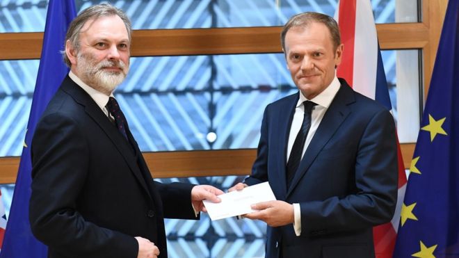 Sir Tim Barrow trao cho Chủ tịch Ủy ban châu Âu Donald Tusk