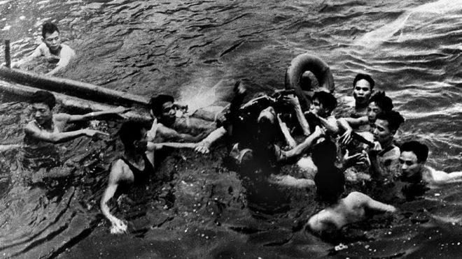 جون ماكين أثناء إنقاذه من بحيرة هانوي تروس باتش وهرع السكان المحليون لإنقاذه بعد إسقاط طائرته. Alamy
