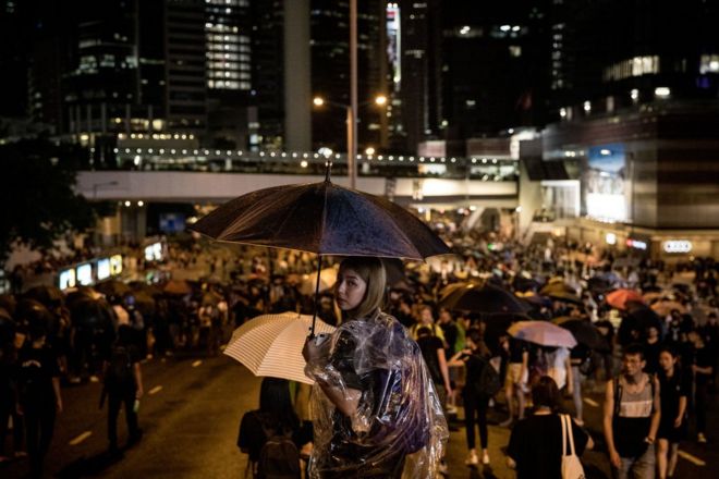 Người biểu tình Hong Kong chống chính phủ tập trung trên đường trước Tòa nhà Hội đồng Lập pháp hôm 18/8/2019