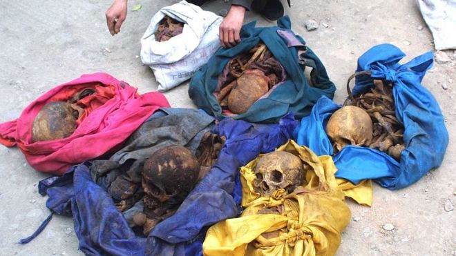 La imagen muestra a Yang Jinyu, un campesino del pueblo Xinghuo, que robó seis esqueletos de mujeres adultas para venderlos para bodas fantasma. Fue arrestado por la policía el 28 de marzo de 2005 en Xi'an.