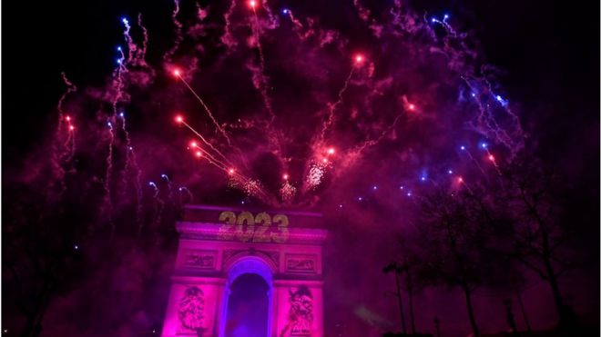 Los fuegos artificiales estallaron junto al Arco del Triunfo con "2023" proyectado en el edificio, en la Avenida de los Campos Elíseos en París.