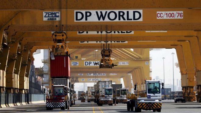 Les tracteurs du terminal s'alignent pour charger les conteneurs dans un cargo au terminal 2 de DP World dans le port de Jebel Ali à Duba?, ao?t 2021.