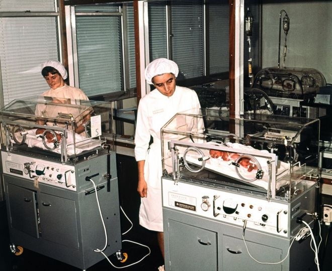Пять выживших детей секступлетов, родившихся у Шейлы Торнс, были замечены в инкубаторах в родильном доме Бирмингема