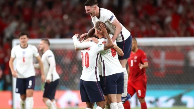 Los jugadores ingleses celebran la victoria