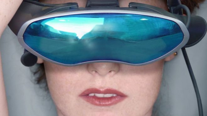 Una mujer utilizando casco de realidad virtual