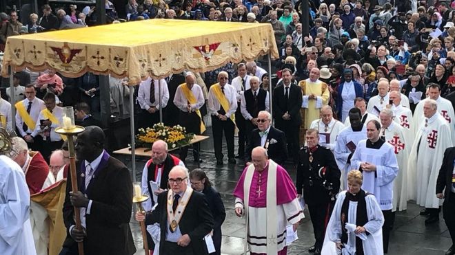 Тысячи паломников присоединяются к сотням католического духовенства и кардиналу для Адоремуса в Ливерпуле