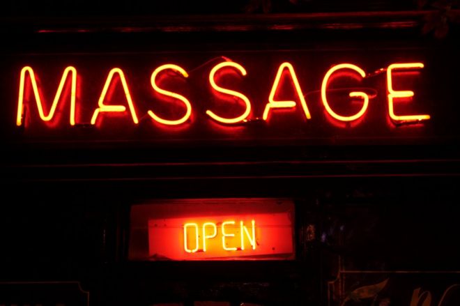 Cartel luminoso de un salón de masajes en Camden, Londres.
