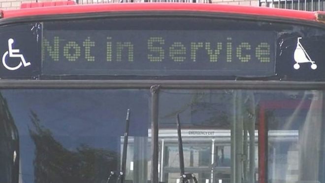 Автобус GHA Coaches бездействует с надписью «Не в эксплуатации»