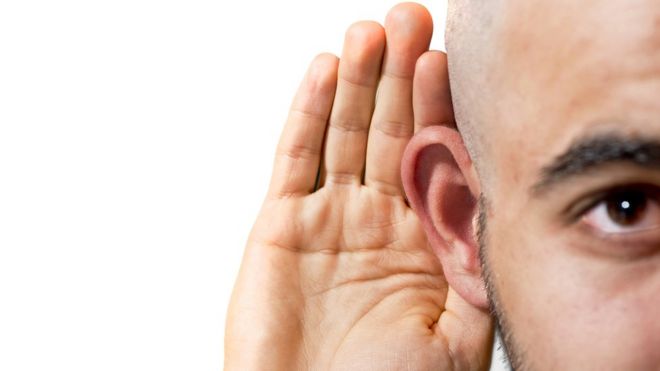 Homem coloca mão perto do ouvido em gesto que indica uma busca por "ouvir melhor"
