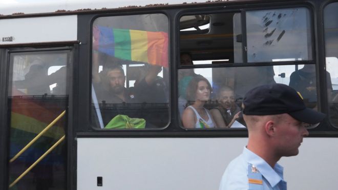 Демонстранты видны в полицейском автобусе после задержания во время митинга сообщества ЛГБТ (лесбиянок, геев, бисексуалов и трансгендеров) в центре Санкт-Петербурга, Россия, 4 августа 2018 г.