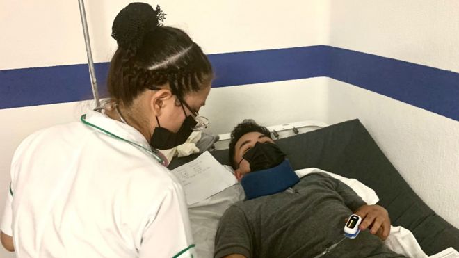 Emerson Morales es atendido por una enfermera