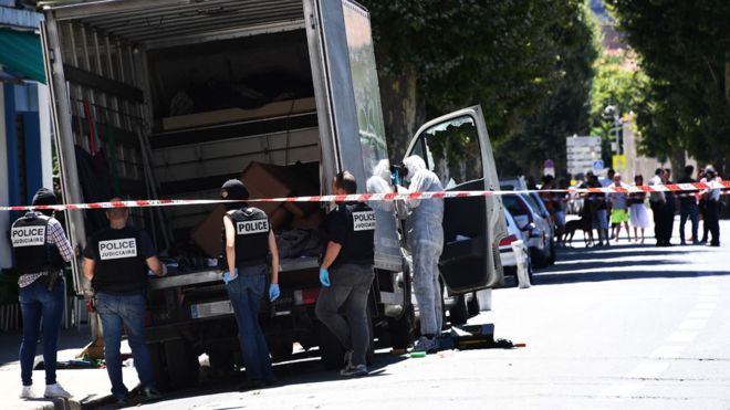 Полиция обыскивает грузовик, управляемый славным убийцей