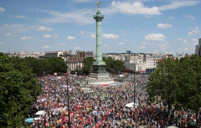 Общий вид показывает площадь Пляс-де-ла-Бастилии, когда 23 июня французские профсоюзные работники принимают участие в демонстрации против планов по реформированию французского трудового законодательства