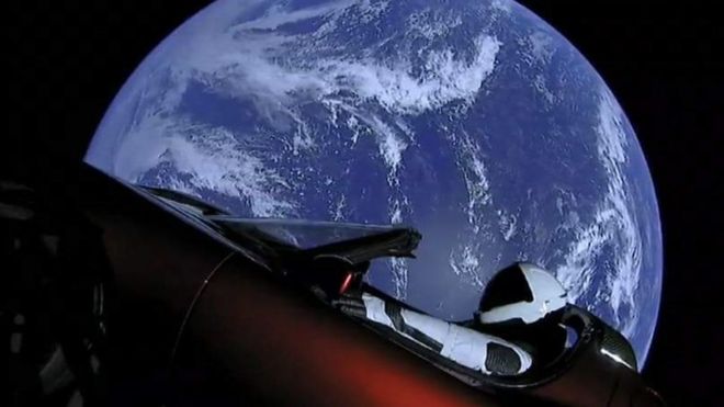 Старый кабриолет Илона Маска Tesla Roadster с манекеном в скафандре вышел на орбиту.