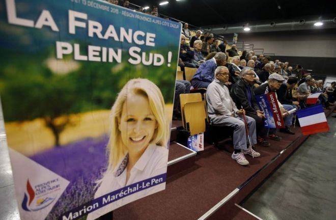 Сторонники слушают, как Марион Марешаль-Ле Пен произносит речь во время политического митинга на предстоящих региональных выборах в Карпентрас, Франция, 10 ноября 2015 года.