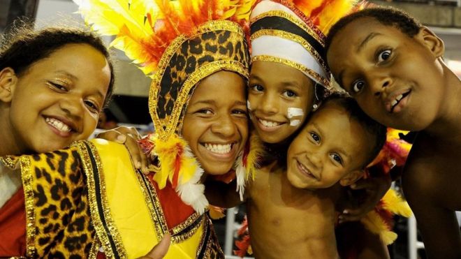 Niños brasileros con atuendos coloridos y sonriendo