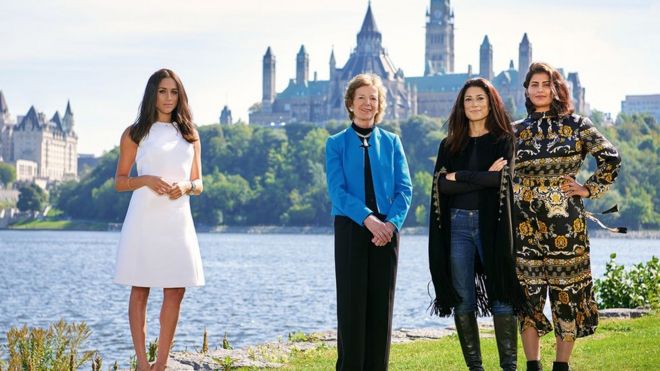 Loujain al-Hathloul на фото с Фатимой Бхутто, Мэри Робинсон и Меган Маркл на одной Всемирной встрече на высшем уровне молодежи в октябре 2016 года