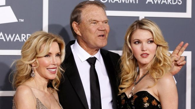 Глен Кэмпбелл с женой Ким (слева) и дочерью Эшли на церемонии вручения премии Грэмми в Лос-Анджелесе в 2012 году