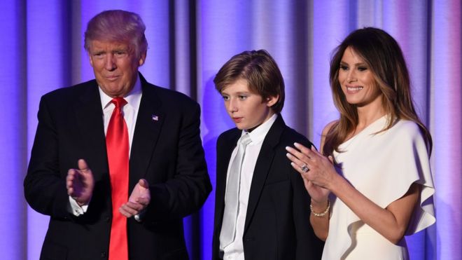 Избранный президент США Дональд Трамп прибывает со своим сыном Барроном и женой Меланией в Нью-Йорк Хилтон