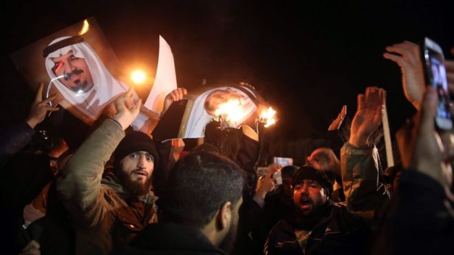 Иранские протестующие у здания посольства Саудовской Аравии в Тегеране