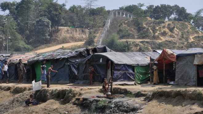 Изображение лагеря рохинджа на ничейной земле между Бангладеш и Мьянмой.Лагерь вдоль пограничного забора Мьянмы