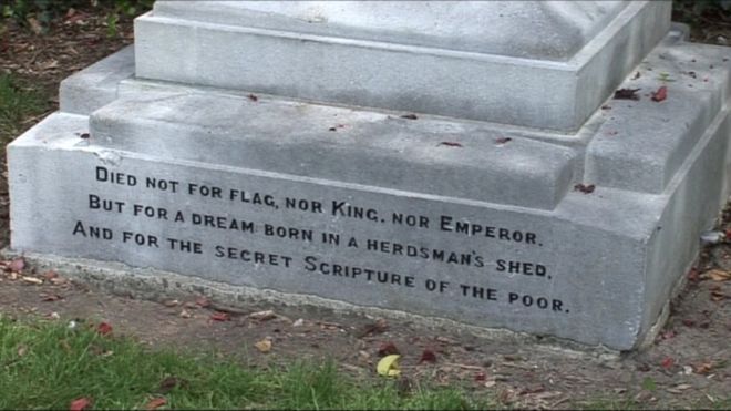 Надпись на памятнике Томасу Кеттлу гласит, что он «не умер ни за флаг, ни за короля. не император, но за мечту, рожденную в сарае пастуха, и за тайное писание бедных