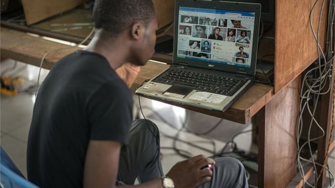 Клиенты выходят в интернет в интернет-кафе 25 февраля 2015 года в Киншасе, ДР Конго.