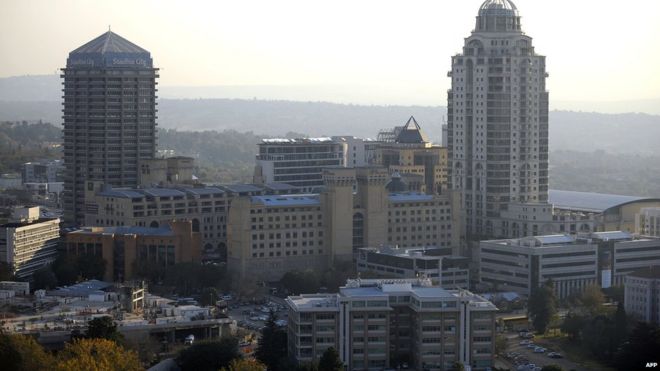Вид с воздуха на Сэндтон Сити, главный торговый и торговый центр в Йоханнесбурге, можно увидеть 18 мая 2010 года